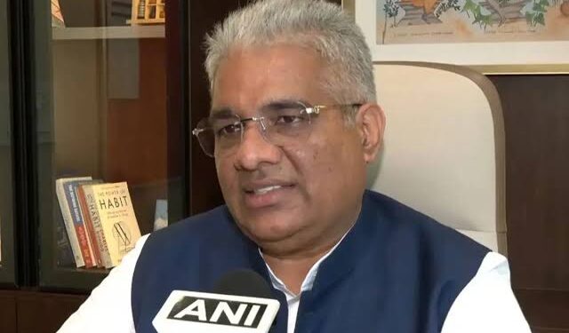 नई दिल्ली स्थित केंद्रीय पर्यावरण मंत्रालय का प्रशासनिक भवन और टेबल पर रखीं केंद्रीय प्रतिनियुक्ति की आधिकारिक रिलीविंग फाइलों की प्रतीकात्मक तस्वीर।