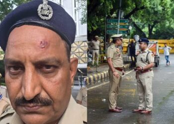 नई दिल्ली के जंतर-मंतर पर दंगा रोधी गियर और सुरक्षा उपकरणों के साथ तैनात रैपिड एक्शन फोर्स (RAF) तथा दिल्ली पुलिस के जवान।