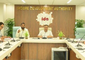 इंदौर विकास प्राधिकरण (IDA) कार्यालय और प्रशासनिक फाइल कार्रवाई की प्रतीकात्मक तस्वीर।