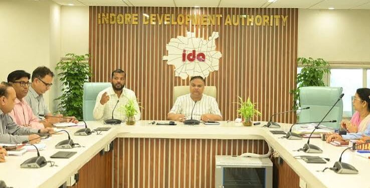इंदौर विकास प्राधिकरण (IDA) कार्यालय और प्रशासनिक फाइल कार्रवाई की प्रतीकात्मक तस्वीर।