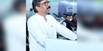 रांची में जेपीएससी-जेएसएससी भर्ती परीक्षा धांधली के खिलाफ धरना प्रदर्शन करते छात्र और सीएम हेमंत सोरेन की प्रतीकात्मक तस्वीर।