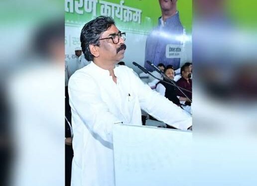 रांची में जेपीएससी-जेएसएससी भर्ती परीक्षा धांधली के खिलाफ धरना प्रदर्शन करते छात्र और सीएम हेमंत सोरेन की प्रतीकात्मक तस्वीर।