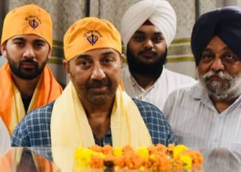 पटना साहिब गुरुद्वारा में माथा टेकते सनी देओल, करण देओल और 'बंटवारा 1947' फिल्म का फर्स्ट लुक।