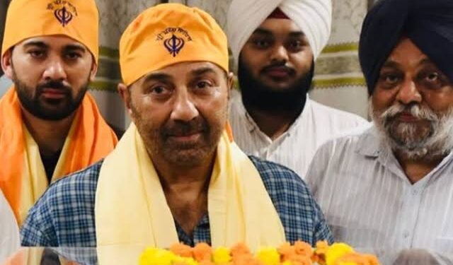 पटना साहिब गुरुद्वारा में माथा टेकते सनी देओल, करण देओल और 'बंटवारा 1947' फिल्म का फर्स्ट लुक।