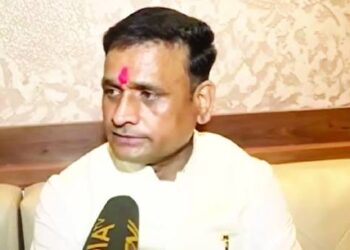 मध्य प्रदेश कांग्रेस मुख्यालय में पदभार संभालते और समर्थकों के साथ अवधेश नायक की प्रतीकात्मक तस्वीर।