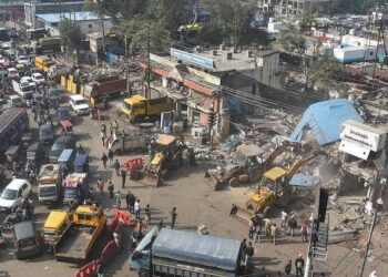 भोपाल में आवासीय परिसर में बनी अवैध दुकानों को सील करती भोपाल नगर निगम (BMC) की टीम।