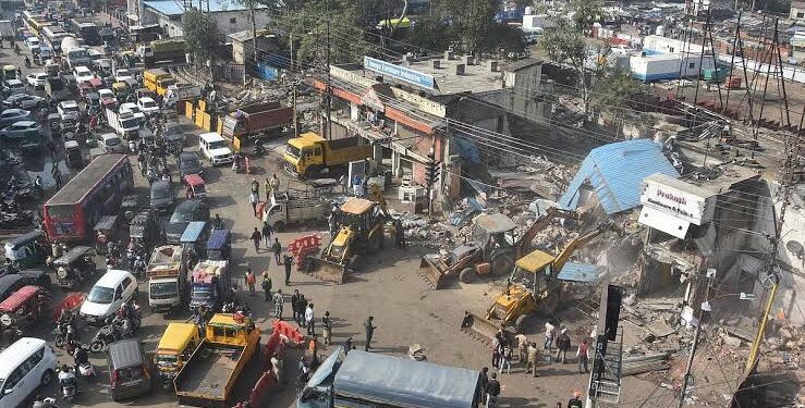 भोपाल में आवासीय परिसर में बनी अवैध दुकानों को सील करती भोपाल नगर निगम (BMC) की टीम।