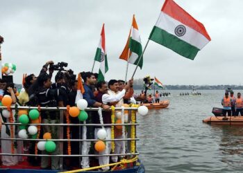भोपाल बोट क्लब में मुख्यमंत्री डॉ. मोहन यादव की नौका तिरंगा यात्रा और बड़े तालाब में फ्लोटिंग तिरंगा।