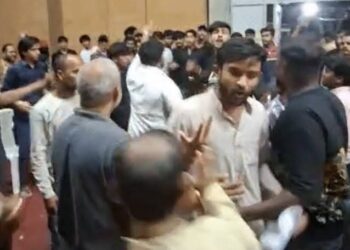 भोपाल के गांधी भवन में CJP की बैठक के दौरान हंगामा करते छात्र और मौके पर पहुंची पुलिस।
