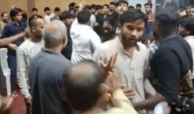 भोपाल के गांधी भवन में CJP की बैठक के दौरान हंगामा करते छात्र और मौके पर पहुंची पुलिस।