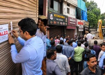भोपाल में रिहायशी इलाके की सील दुकानों और नगर निगम की सीलिंग कार्रवाई के खिलाफ विरोध प्रदर्शन करते रहवासियों की तस्वीर।