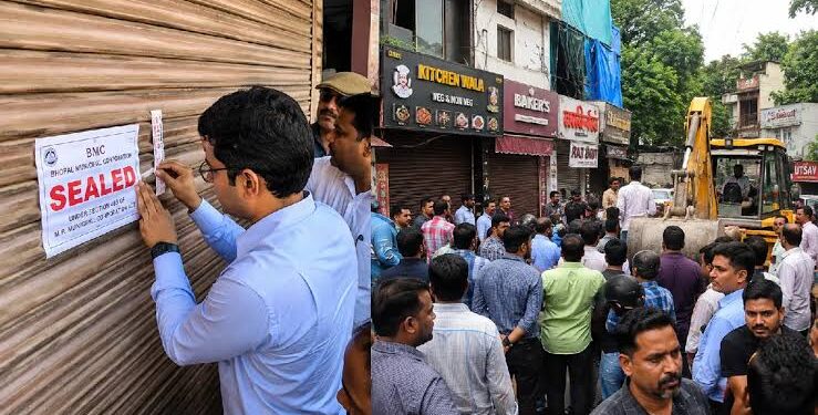 भोपाल में रिहायशी इलाके की सील दुकानों और नगर निगम की सीलिंग कार्रवाई के खिलाफ विरोध प्रदर्शन करते रहवासियों की तस्वीर।