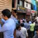भोपाल में रिहायशी इलाके की सील दुकानों और नगर निगम की सीलिंग कार्रवाई के खिलाफ विरोध प्रदर्शन करते रहवासियों की तस्वीर।