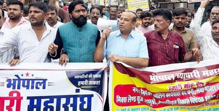 भोपाल में नगर निगम की सीलिंग कार्रवाई के विरोध में व्यापारियों का प्रदर्शन और चक्काजाम।