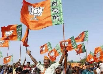 भारतीय जनता पार्टी (BJP) का झंडा और चुनाव आयोग के उप-चुनाव नतीजों का काउंटिंग सेंटर (प्रतीकात्मक)।