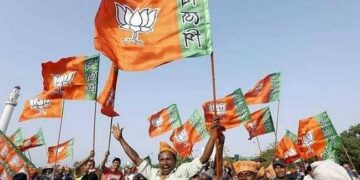 भारतीय जनता पार्टी (BJP) का झंडा और चुनाव आयोग के उप-चुनाव नतीजों का काउंटिंग सेंटर (प्रतीकात्मक)।