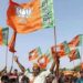 भारतीय जनता पार्टी (BJP) का झंडा और चुनाव आयोग के उप-चुनाव नतीजों का काउंटिंग सेंटर (प्रतीकात्मक)।