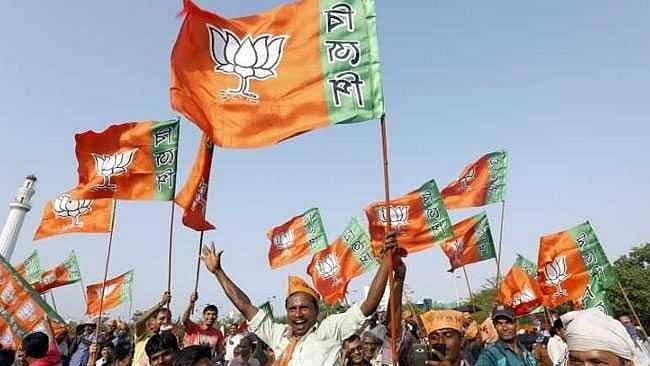 भारतीय जनता पार्टी (BJP) का झंडा और चुनाव आयोग के उप-चुनाव नतीजों का काउंटिंग सेंटर (प्रतीकात्मक)।