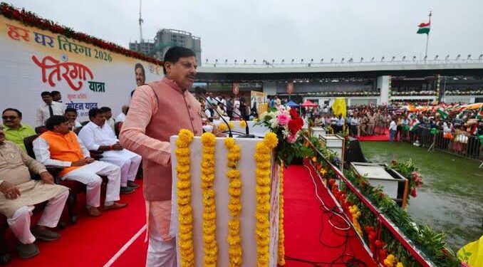 मुख्यमंत्री डॉ. मोहन यादव भोपाल बोट क्लब में तिरंगा नौका यात्रा और रवींद्र भवन भोपाल कार्यक्रम में।