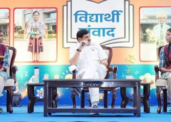 छिंदवाड़ा में अभिनंदन समारोह को संबोधित करते मुख्यमंत्री डॉ. मोहन यादव और नवनियुक्त कर्मचारियों की तस्वीर।