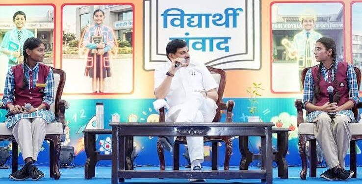 छिंदवाड़ा में अभिनंदन समारोह को संबोधित करते मुख्यमंत्री डॉ. मोहन यादव और नवनियुक्त कर्मचारियों की तस्वीर।