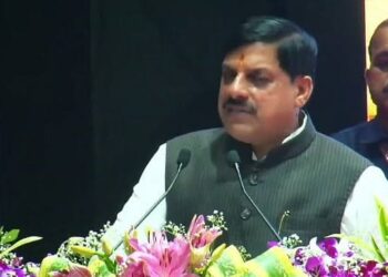 जबलपुर संस्कार कांवड़ यात्रा 2026 में मुख्यमंत्री डॉ. मोहन यादव कांवड़ियों पर पुष्पवर्षा करते हुए और भोपाल कुशाभाऊ ठाकरे हॉल में बुनकर सम्मान समारोह।