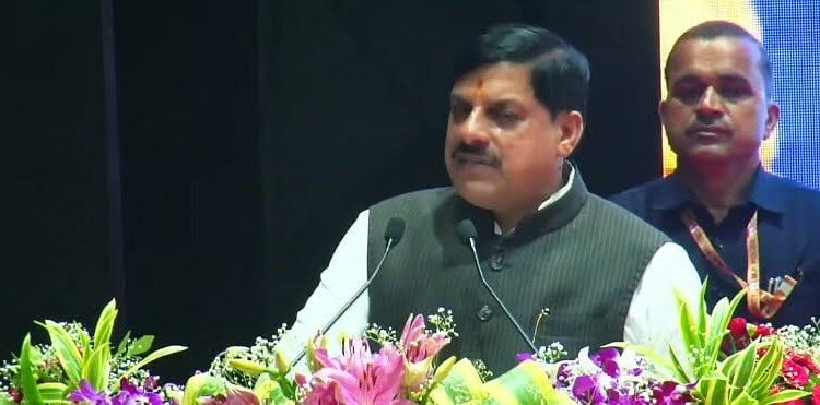 जबलपुर संस्कार कांवड़ यात्रा 2026 में मुख्यमंत्री डॉ. मोहन यादव कांवड़ियों पर पुष्पवर्षा करते हुए और भोपाल कुशाभाऊ ठाकरे हॉल में बुनकर सम्मान समारोह।