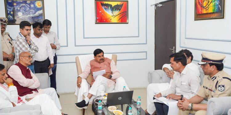 रीवा में मुख्यमंत्री डॉ. मोहन यादव जलभराव निरीक्षण और अतिवृष्टि समीक्षा बैठक।