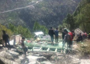 चंबा हिमाचल प्रदेश बस दुर्घटना स्थल की तस्वीर और अमेरिकी सीनेट व भारत-अमेरिका व्यापार की प्रतीकात्मक तस्वीर।