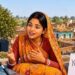 ग्रामीण भारत में स्मार्टफोन से यूट्यूब वीडियो शूट करते स्थानीय क्रिएटर और आईआईएम इंदौर की रिसर्च की प्रतीकात्मक तस्वीर।