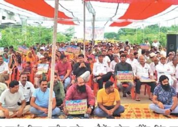 इंदौर विकास प्राधिकरण कार्यालय के बाहर अहिल्यापथ योजना का विरोध करते किसान।