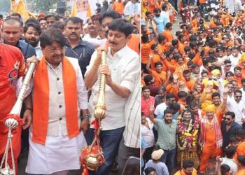 कांवड़ यात्रा के बाद इंदौर नगर निगम के सफाई मित्रों द्वारा सड़क सफाई और कांवड़ियों की उज्जैन यात्रा की प्रतीकात्मक तस्वीर।