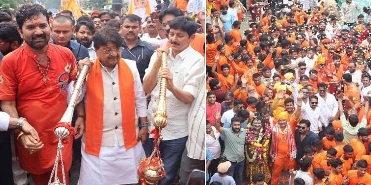 कांवड़ यात्रा के बाद इंदौर नगर निगम के सफाई मित्रों द्वारा सड़क सफाई और कांवड़ियों की उज्जैन यात्रा की प्रतीकात्मक तस्वीर।