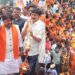 कांवड़ यात्रा के बाद इंदौर नगर निगम के सफाई मित्रों द्वारा सड़क सफाई और कांवड़ियों की उज्जैन यात्रा की प्रतीकात्मक तस्वीर।