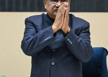 प्रेस वार्ता के दौरान अपनी ही पार्टी के नेताओं पर साजिश का आरोप लगाते केंद्रीय मंत्री जुएल ओराम।