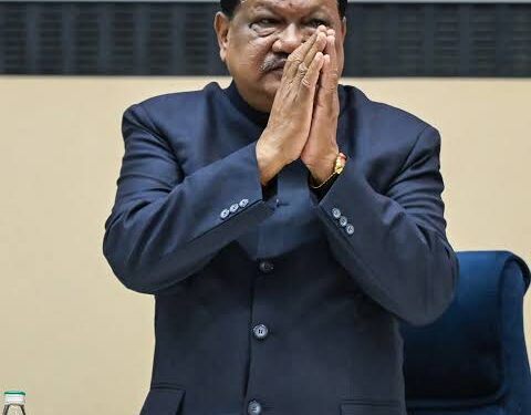 प्रेस वार्ता के दौरान अपनी ही पार्टी के नेताओं पर साजिश का आरोप लगाते केंद्रीय मंत्री जुएल ओराम।