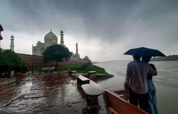 मध्य प्रदेश में बारिश, काले बादलों और मौसम विभाग की चेतावनी की प्रतीकात्मक तस्वीर।