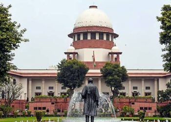बॉम्बे हाई कोर्ट की इमारत और गणेशोत्सव में विसर्जित होती PoP तथा ईको-फ्रेंडली मूर्तियों की प्रतीकात्मक तस्वीर।