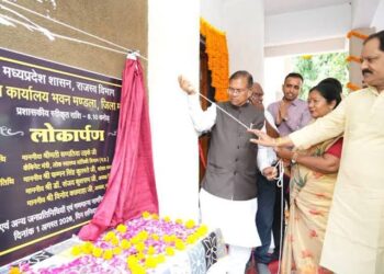 महिला एवं बाल विकास मंत्री निर्मला भूरिया नवीन तहसील कार्यालय का उद्घाटन करते हुए और कलेक्टर डॉ. योगेश भरसट।