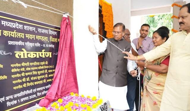 महिला एवं बाल विकास मंत्री निर्मला भूरिया नवीन तहसील कार्यालय का उद्घाटन करते हुए और कलेक्टर डॉ. योगेश भरसट।