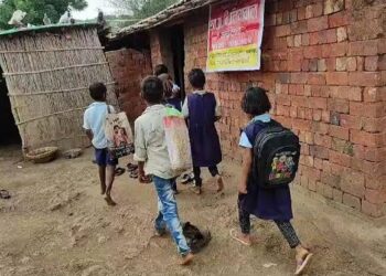 मध्य प्रदेश के भवन-विहीन स्कूल में बारिश के कारण प्रभावित बच्चों की पढ़ाई और तिरपाल के नीचे लगाई गई क्लास की प्रतीकात्मक तस्वीर।