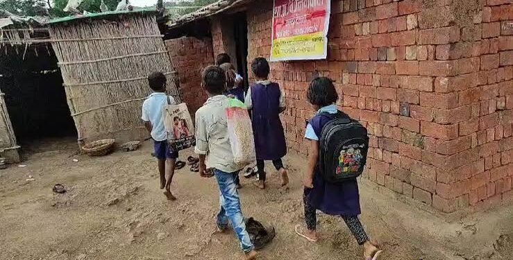 मध्य प्रदेश के भवन-विहीन स्कूल में बारिश के कारण प्रभावित बच्चों की पढ़ाई और तिरपाल के नीचे लगाई गई क्लास की प्रतीकात्मक तस्वीर।