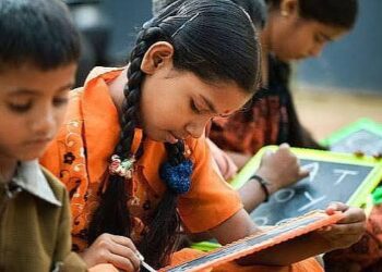 मध्य प्रदेश बाल अधिकार संरक्षण आयोग का कार्यालय और बाल न्याय कानून से जुड़े दस्तावेजों की प्रतीकात्मक तस्वीर।