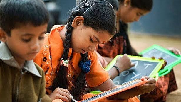 मध्य प्रदेश बाल अधिकार संरक्षण आयोग का कार्यालय और बाल न्याय कानून से जुड़े दस्तावेजों की प्रतीकात्मक तस्वीर।