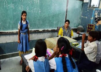 भोपाल में विरोध प्रदर्शन करते विशेष शिक्षक और दिव्यांग बच्चों की समावेशी कक्षा की प्रतीकात्मक तस्वीर।