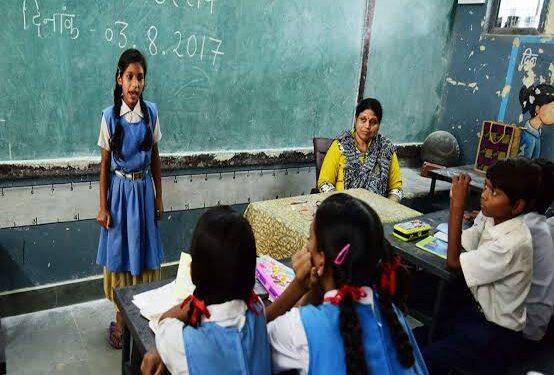 भोपाल में विरोध प्रदर्शन करते विशेष शिक्षक और दिव्यांग बच्चों की समावेशी कक्षा की प्रतीकात्मक तस्वीर।