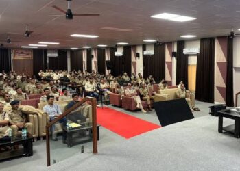 उज्जैन सिंहस्थ 2028 के सुरक्षा खाके पर बैठक करते पुलिस अधिकारी और शिप्रा घाट की प्रतीकात्मक तस्वीर।