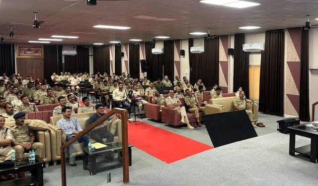 उज्जैन सिंहस्थ 2028 के सुरक्षा खाके पर बैठक करते पुलिस अधिकारी और शिप्रा घाट की प्रतीकात्मक तस्वीर।