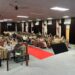 उज्जैन सिंहस्थ 2028 के सुरक्षा खाके पर बैठक करते पुलिस अधिकारी और शिप्रा घाट की प्रतीकात्मक तस्वीर।