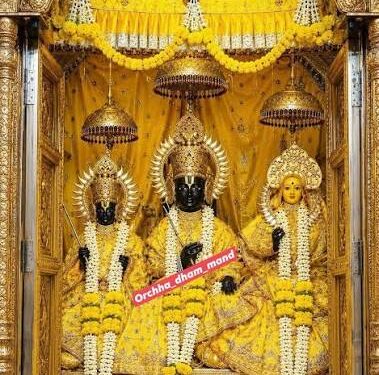 ओरछा में भगवान रामराजा के दरबार में नतमस्तक मध्य प्रदेश सरकार के मुखिया और विशेष रिपोर्ट का दृश्य।